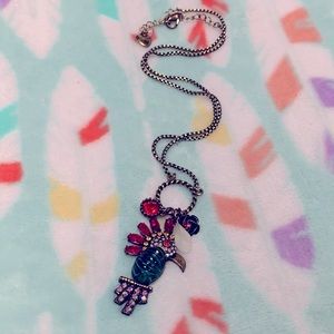 Betsey Johnson parrot bird crystal pendant necklace in great condition